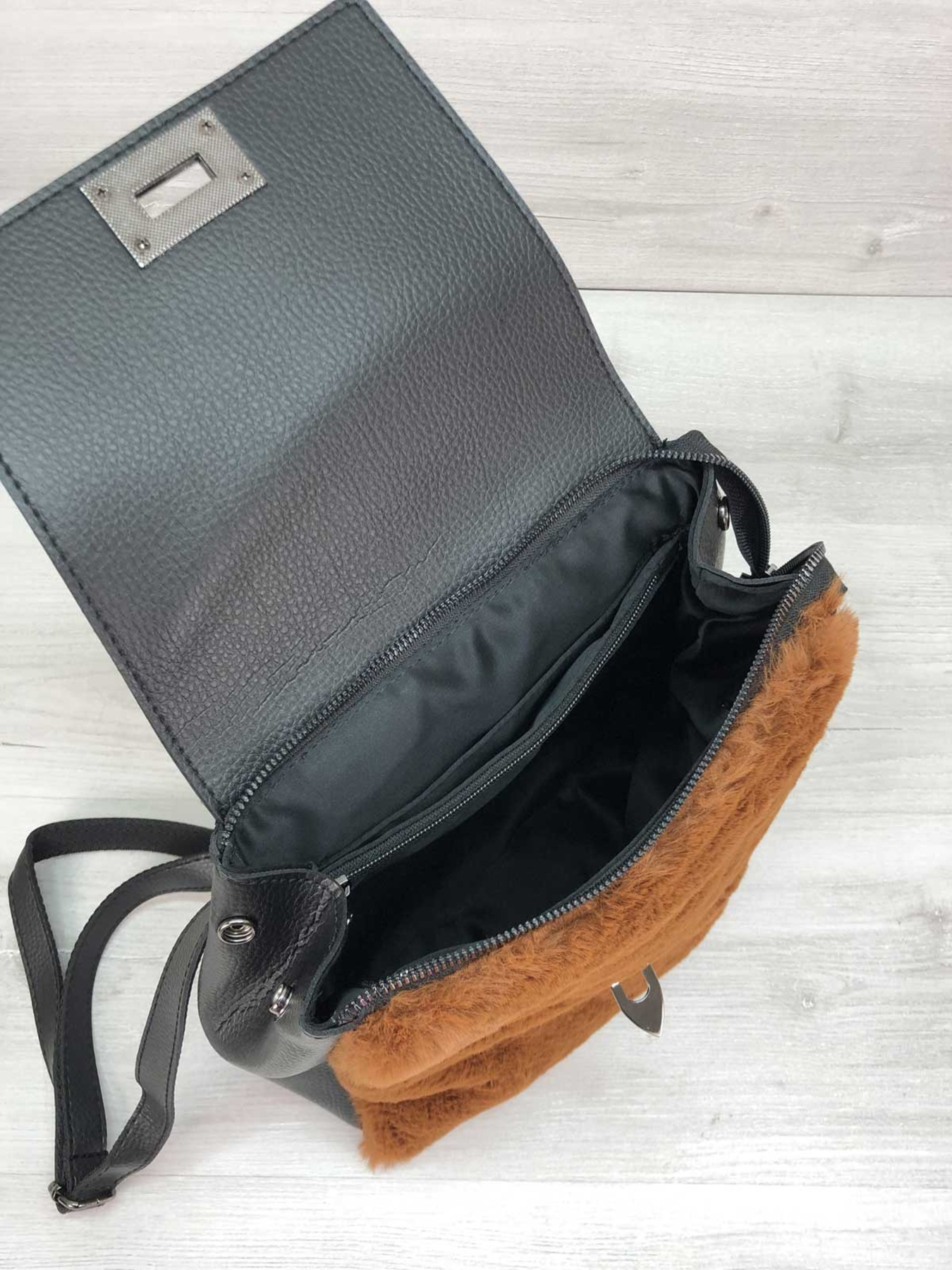 Рюкзак WeLassie модель zhnochij-ryukzak-fab-chornij-z-rudim-hutrom Фото