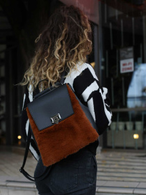 Рюкзак WeLassie модель zhnochij-ryukzak-fab-chornij-z-rudim-hutrom Фото