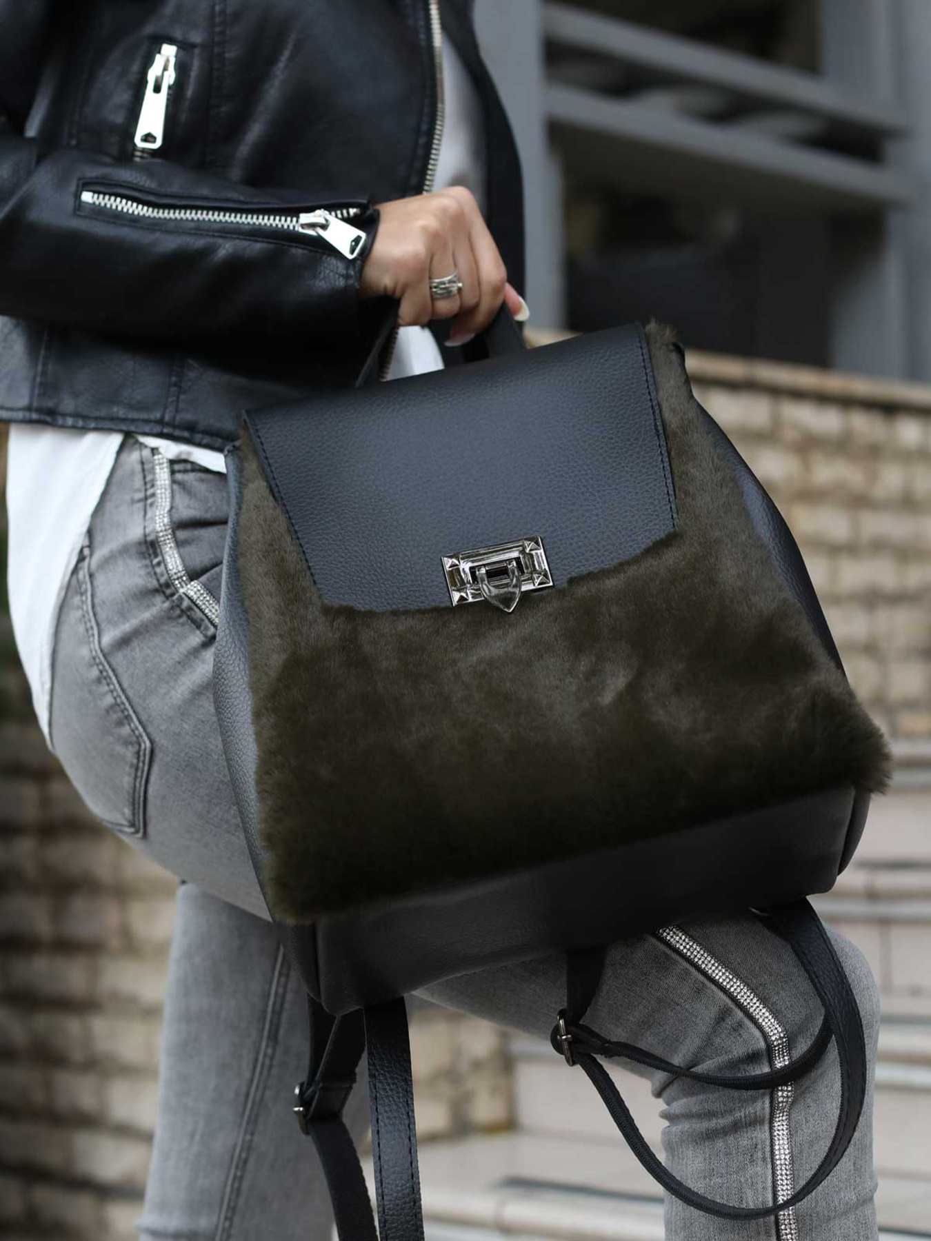 Рюкзак WeLassie модель zhnochij-ryukzak-fab-chornij-z-olivkovim-hutrom Фото