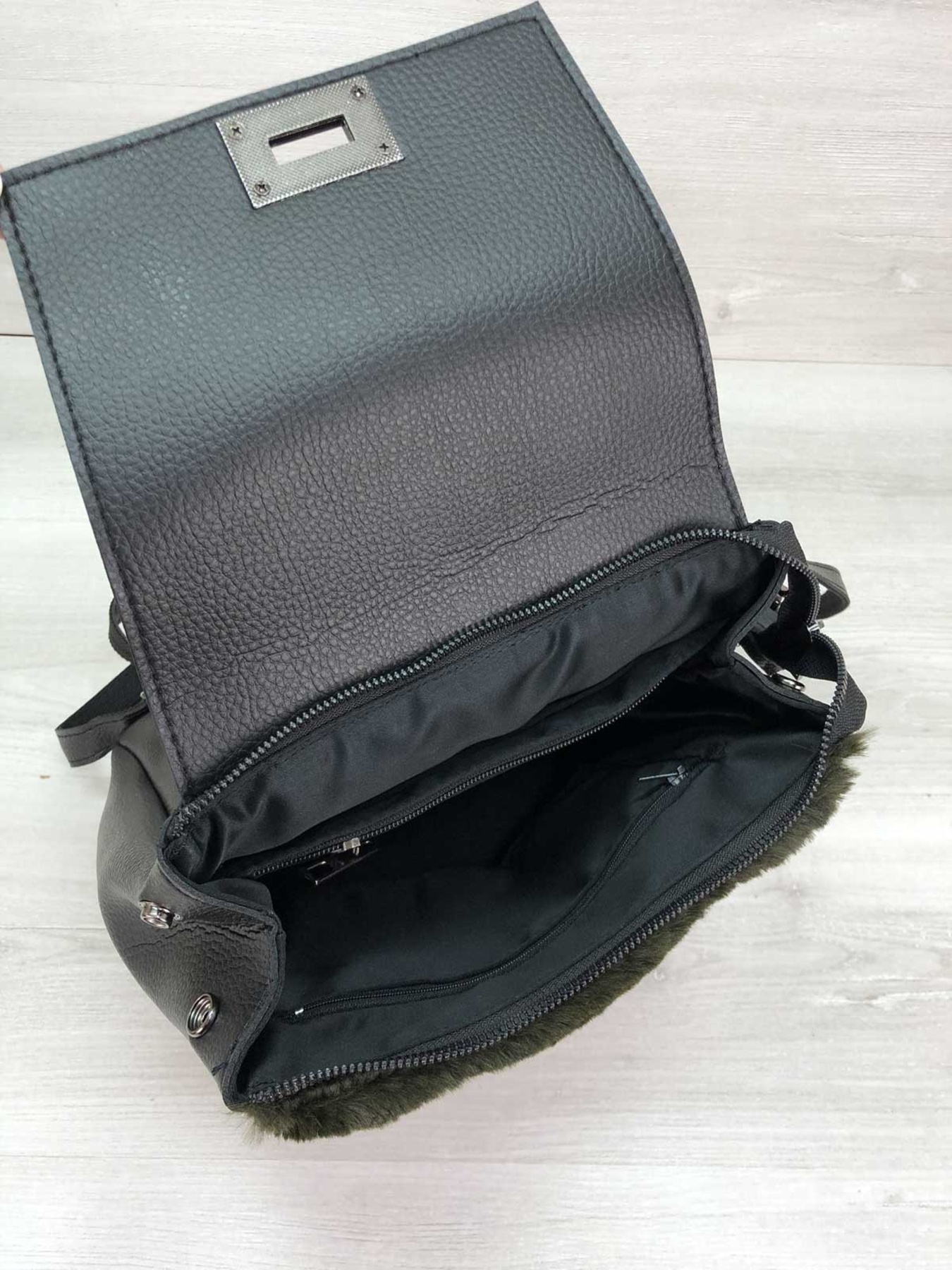 Повседневный рюкзак WeLassie модель zhnochij-ryukzak-fab-chornij-z-olivkovim-hutrom Фото