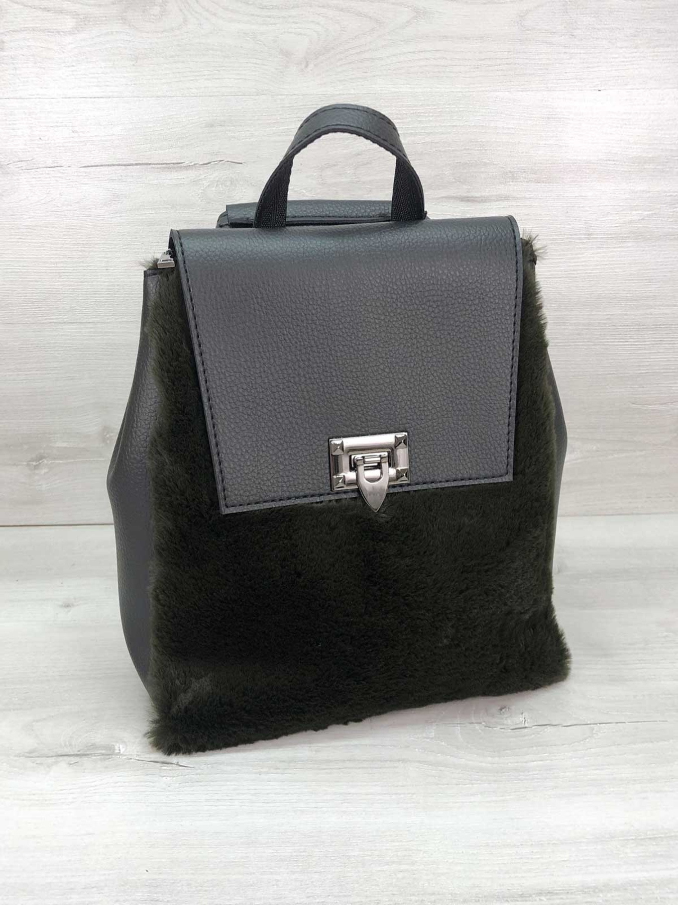 Повседневный рюкзак WeLassie модель zhnochij-ryukzak-fab-chornij-z-olivkovim-hutrom Фото