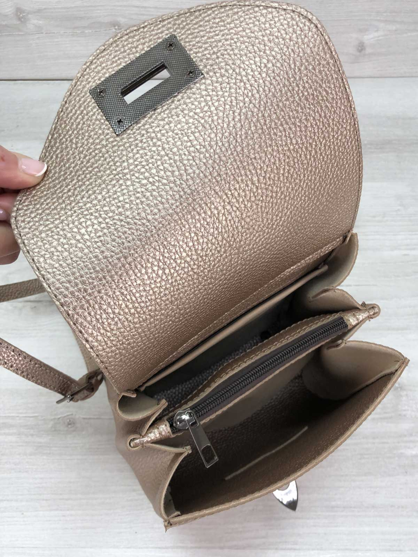 Повседневный рюкзак WeLassie модель sumka-zhnochij-ryukzak-chris-zoloto Фото