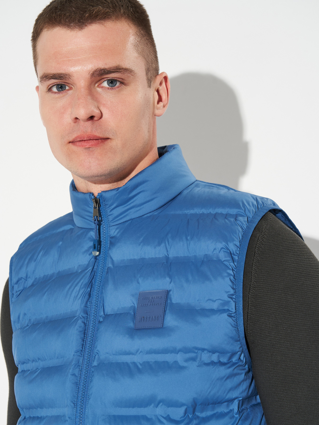 Утеплений жилет Mustang Jeans Dublin модель 1014781 Фото