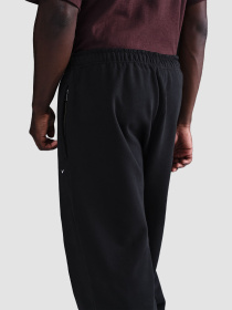 Джоггеры NIKE Solo Swoosh Cuffed Fleece модель HV1088-010 Джоггеры NIKE Solo Swoosh Cuffed Fleece модель HV1088-010 Фото