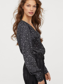 Блуза H&M модель 6886419RP3_черный в звезды Фото