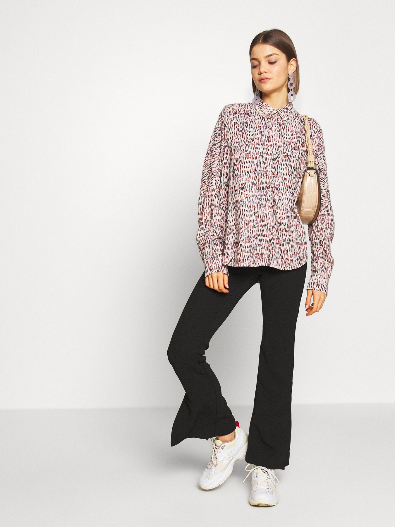 Повседневные штаны Weekday модель 8457471bar_Черный Фото