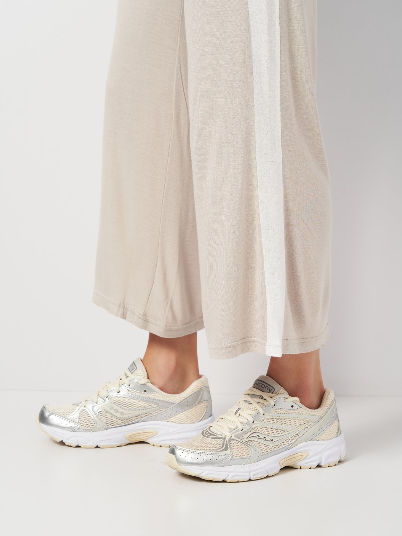 Спортивні штани H&M модель 9858264wer_Светло-бежевый Фото