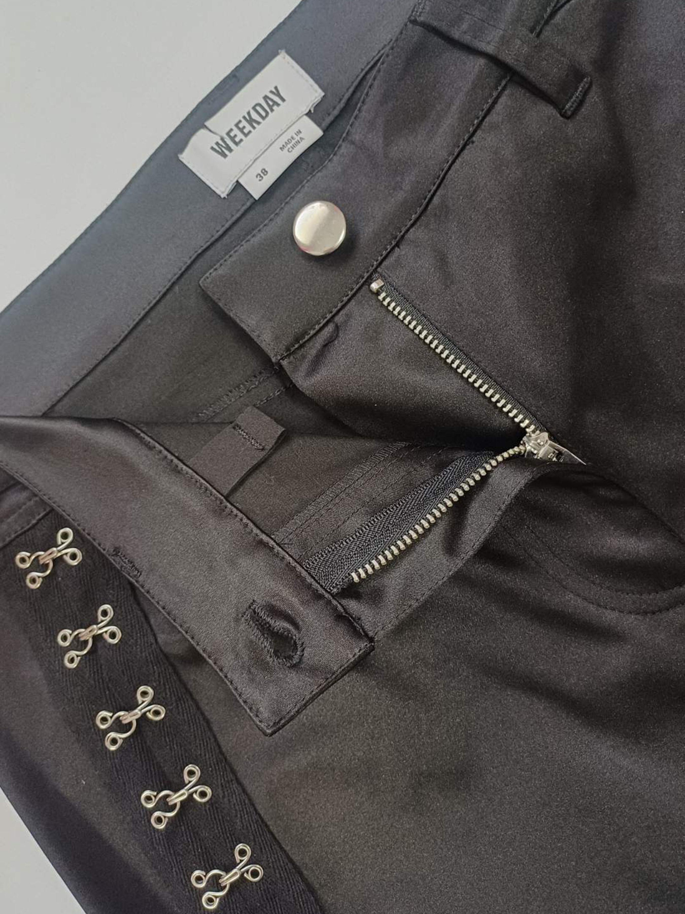 Повседневные штаны Weekday модель 6398741wer_Черный Фото