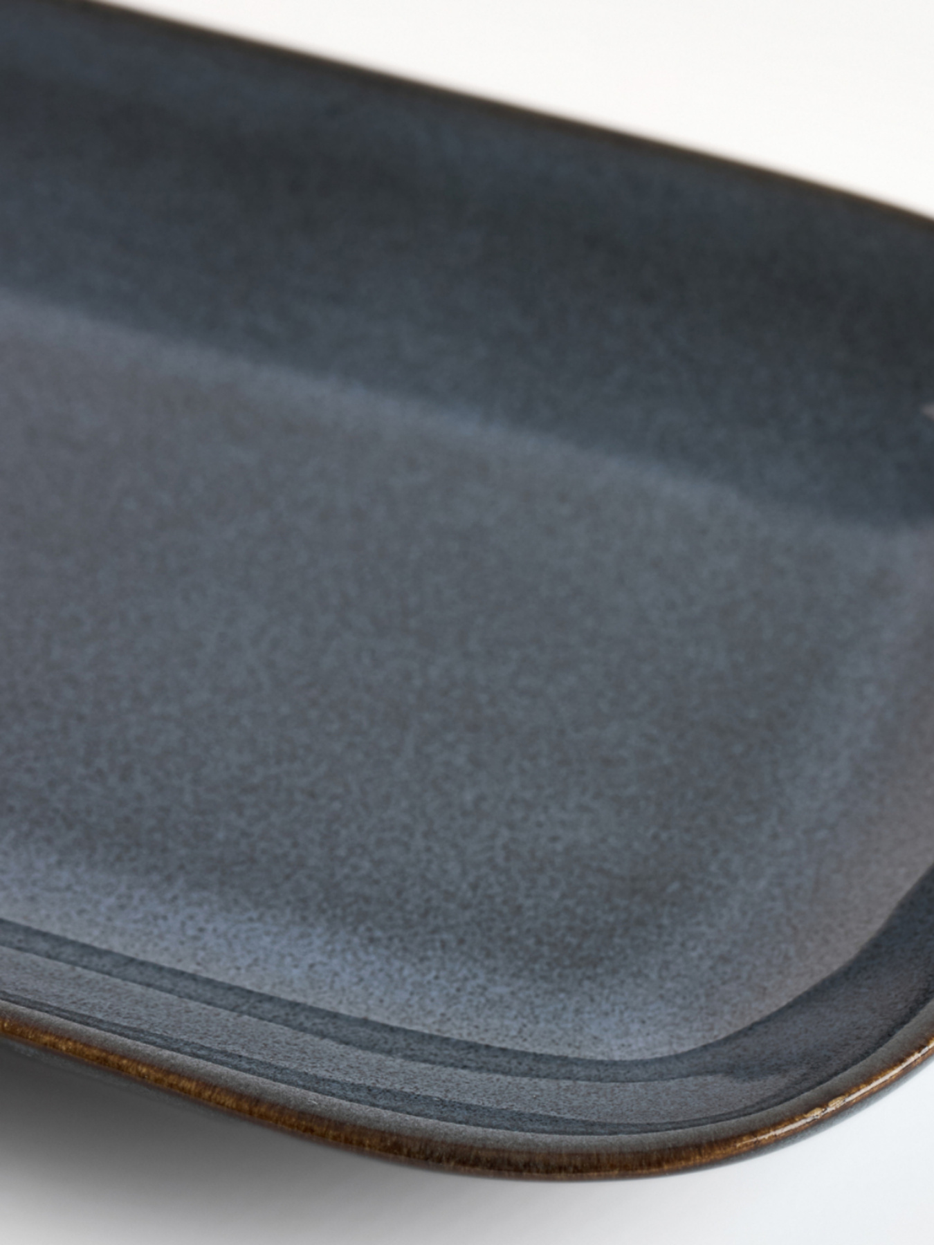 Тарелка прямоугольная "Фьорд" из каменной керамики темно-синяя MBM HOME модель KP-132 DEEP BLUE Тарелка прямоугольная "Фьорд" из каменной керамики темно-синяя MBM HOME модель KP-132 DEEP BLUE Фото