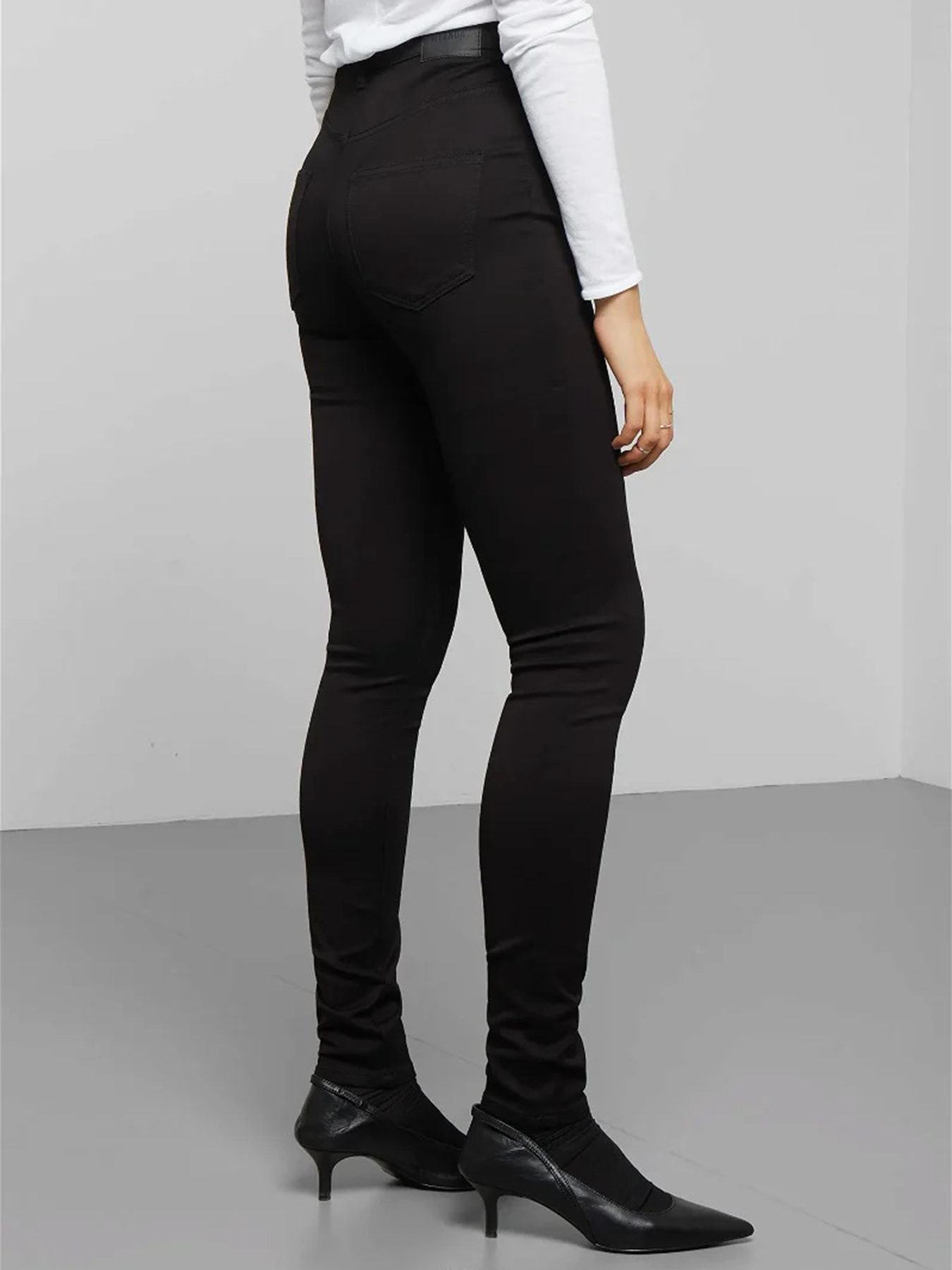 Скинни джинсы Weekday модель 4070255ral_Черный Скинни джинсы Weekday модель 4070255ral_Черный Фото