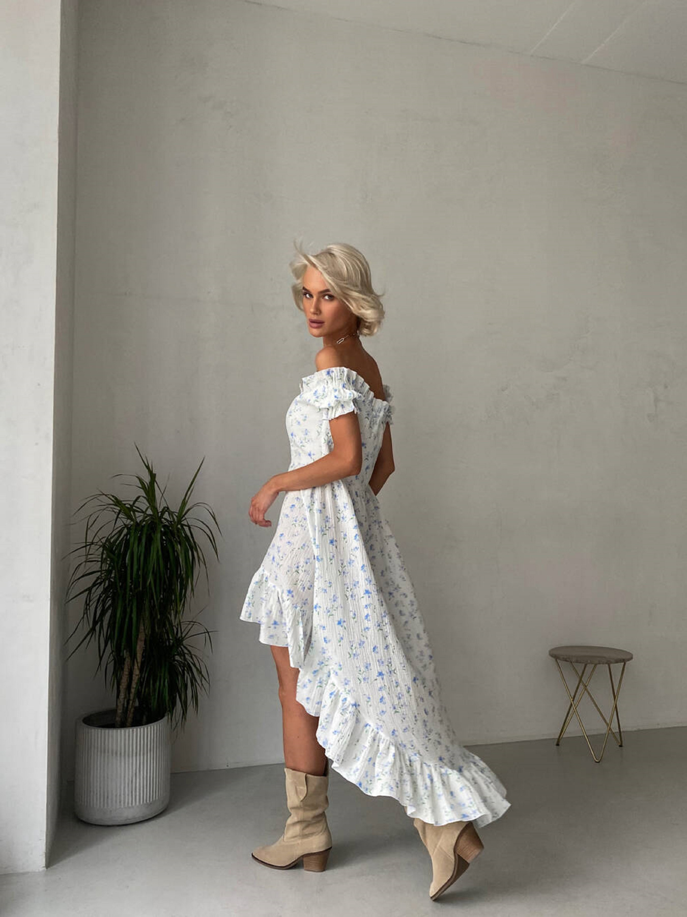 Платье миди Milirud модель mil504-blij-v-blakitn-kvti Фото