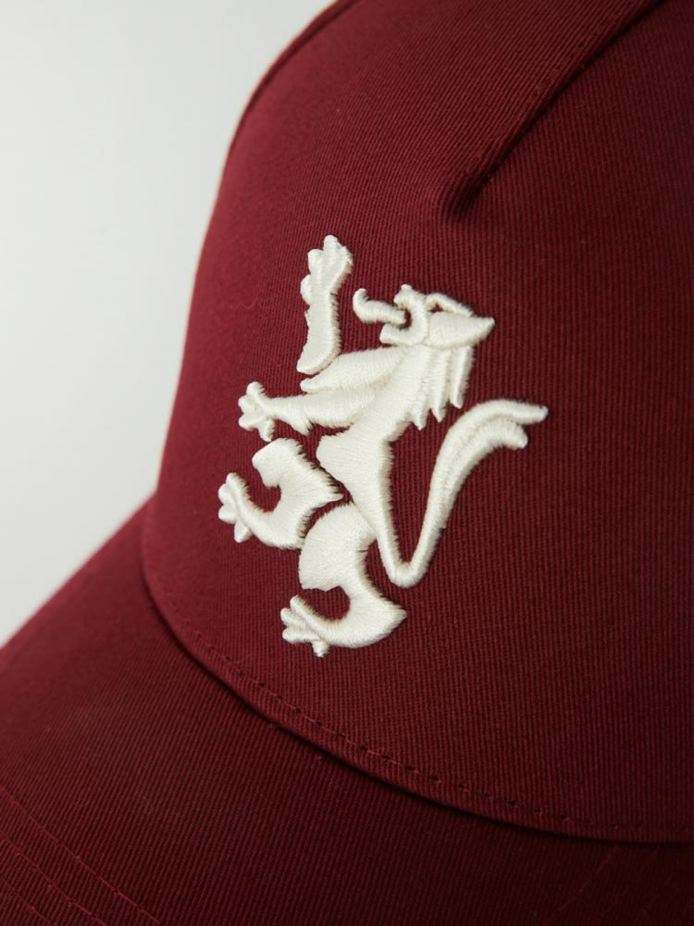 Мужская кепка с вышитым грифоном бургунди модель 10043771 Фото