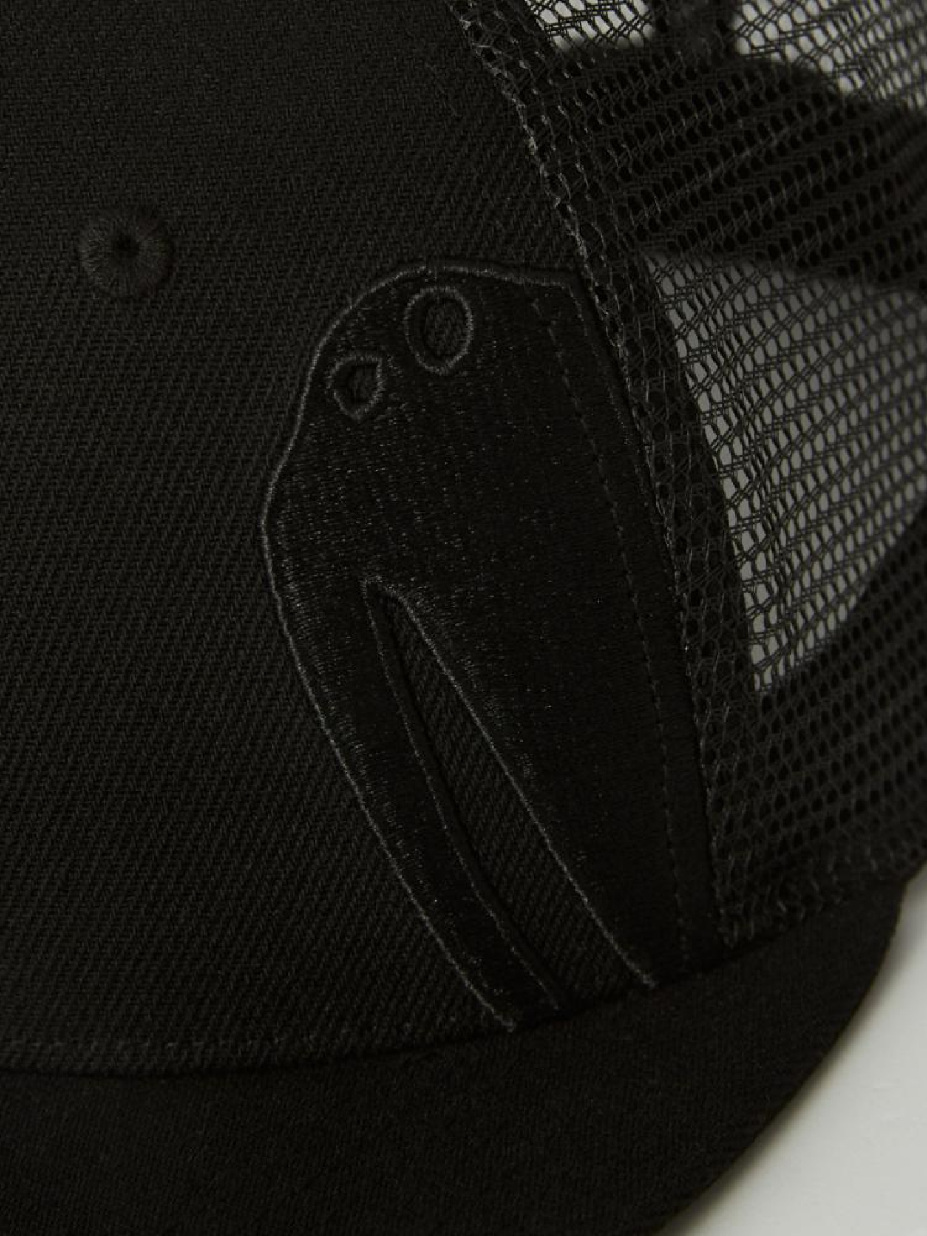 Мужская кепка снэпбек с сеткой и ровным козырьком черная модель 10044766 Фото