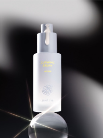 ARTEFACTS GLOWING STORY СИРОВАТКА ДЛЯ СЯЙНЯ ШКІРИ З МІНЕРАЛАМИ Artefacts модель 102 Фото