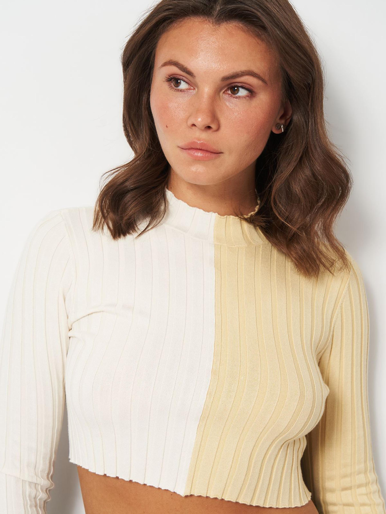 Топ Monki модель 5874229wer_Бело-желтый Топ Monki модель 5874229wer_Бело-желтый Фото