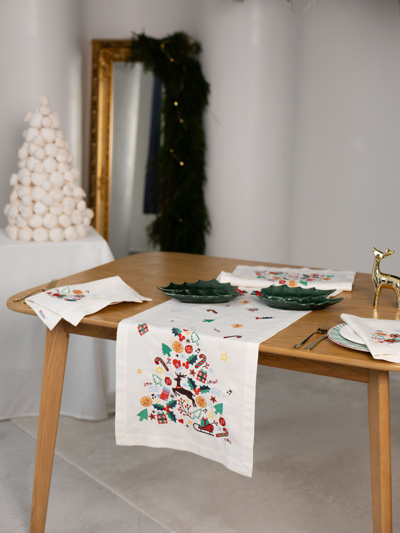 Новорічна доріжка "Різдвяна мелодія" Едельвіка модель 553-25-00 Новорічна доріжка "Різдвяна мелодія" Едельвіка модель 553-25-00 Фото