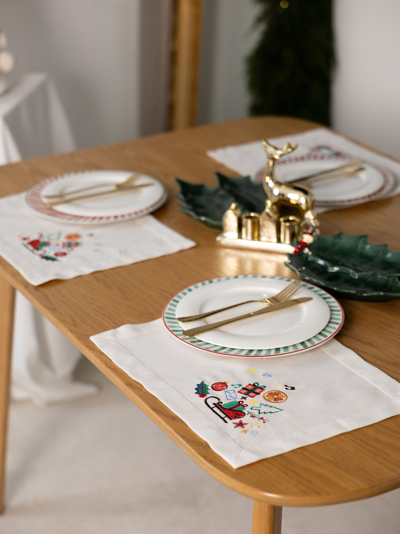 Серветка новорічна під тарілку "Різдвяна мелодія" Едельвіка модель 552-25-00 Фото