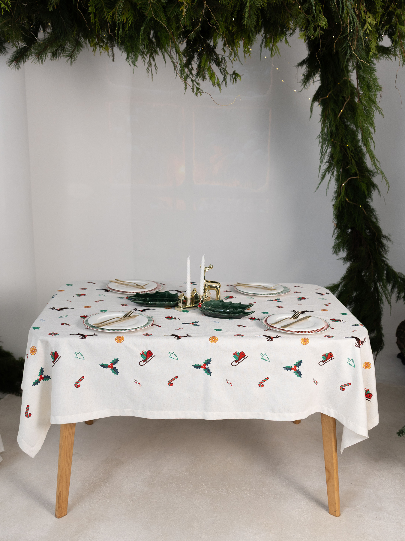 Новорічна скатертина "Різдвяна мелодія" Едельвіка модель 557-25-00 Фото