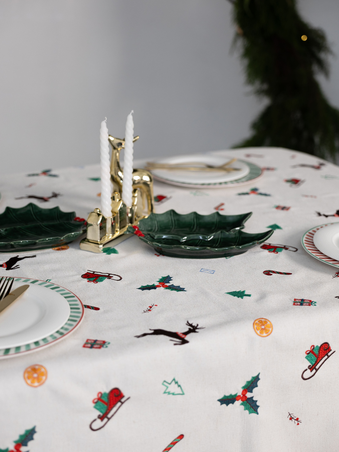Новорічна скатертина "Різдвяна мелодія" Едельвіка модель 557-25-00 Фото