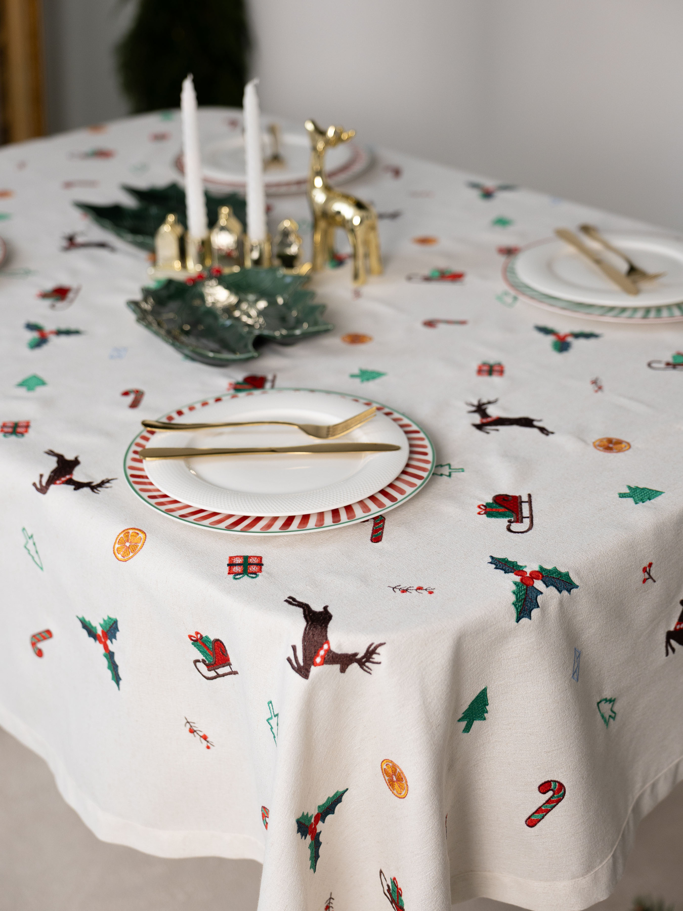 Новорічна скатертина "Різдвяна мелодія" Едельвіка модель 557-25-00 Фото