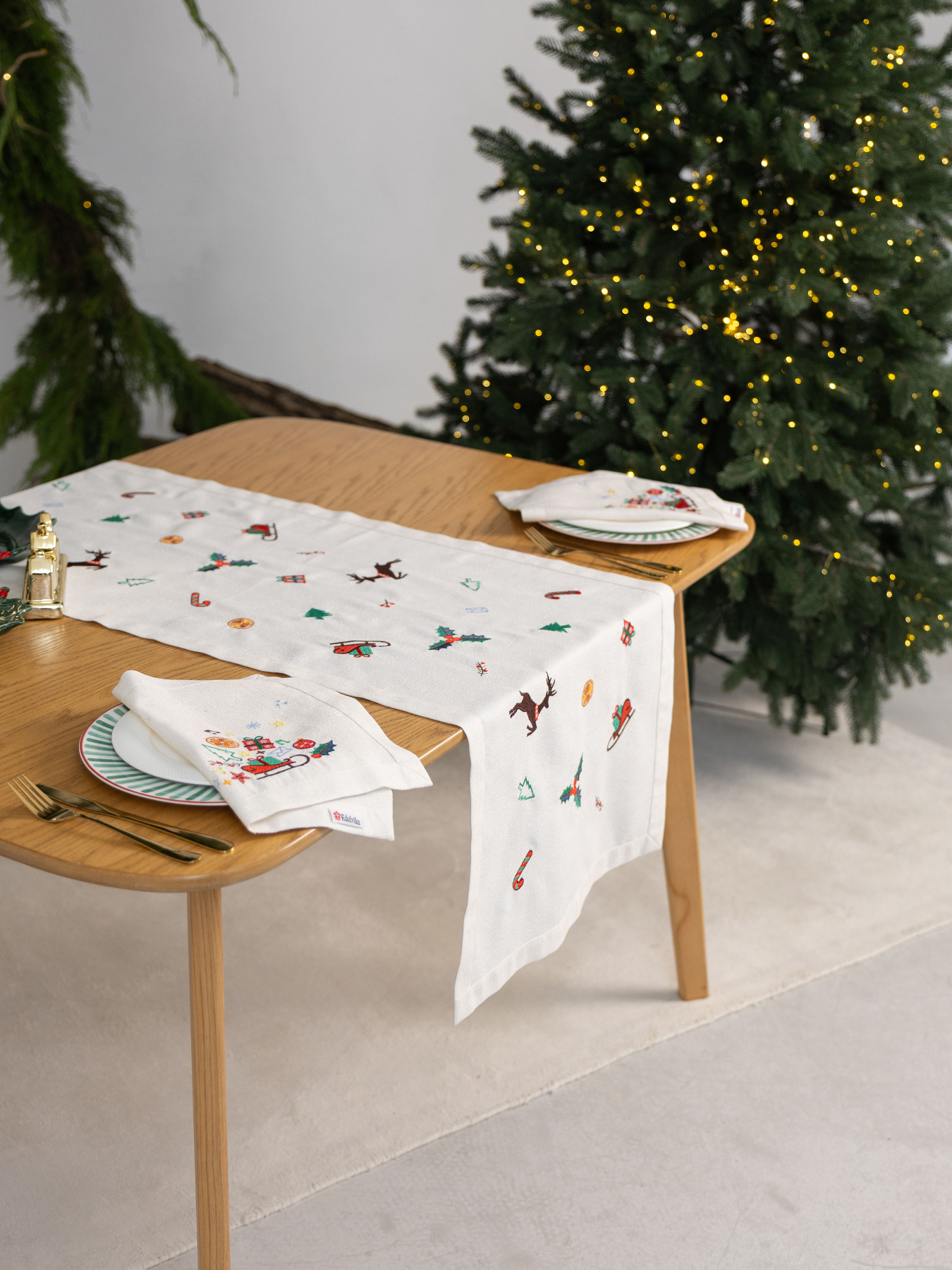 Новорічна доріжка "Різдвяна мелодія 2" Едельвіка модель 554-25-00 Фото