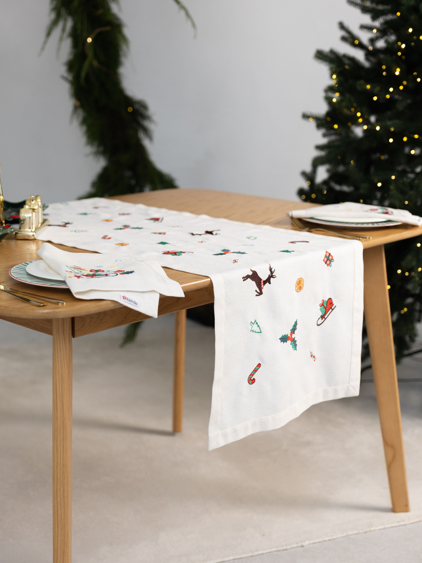 Новорічна доріжка "Різдвяна мелодія 2" Едельвіка модель 554-25-00 Фото