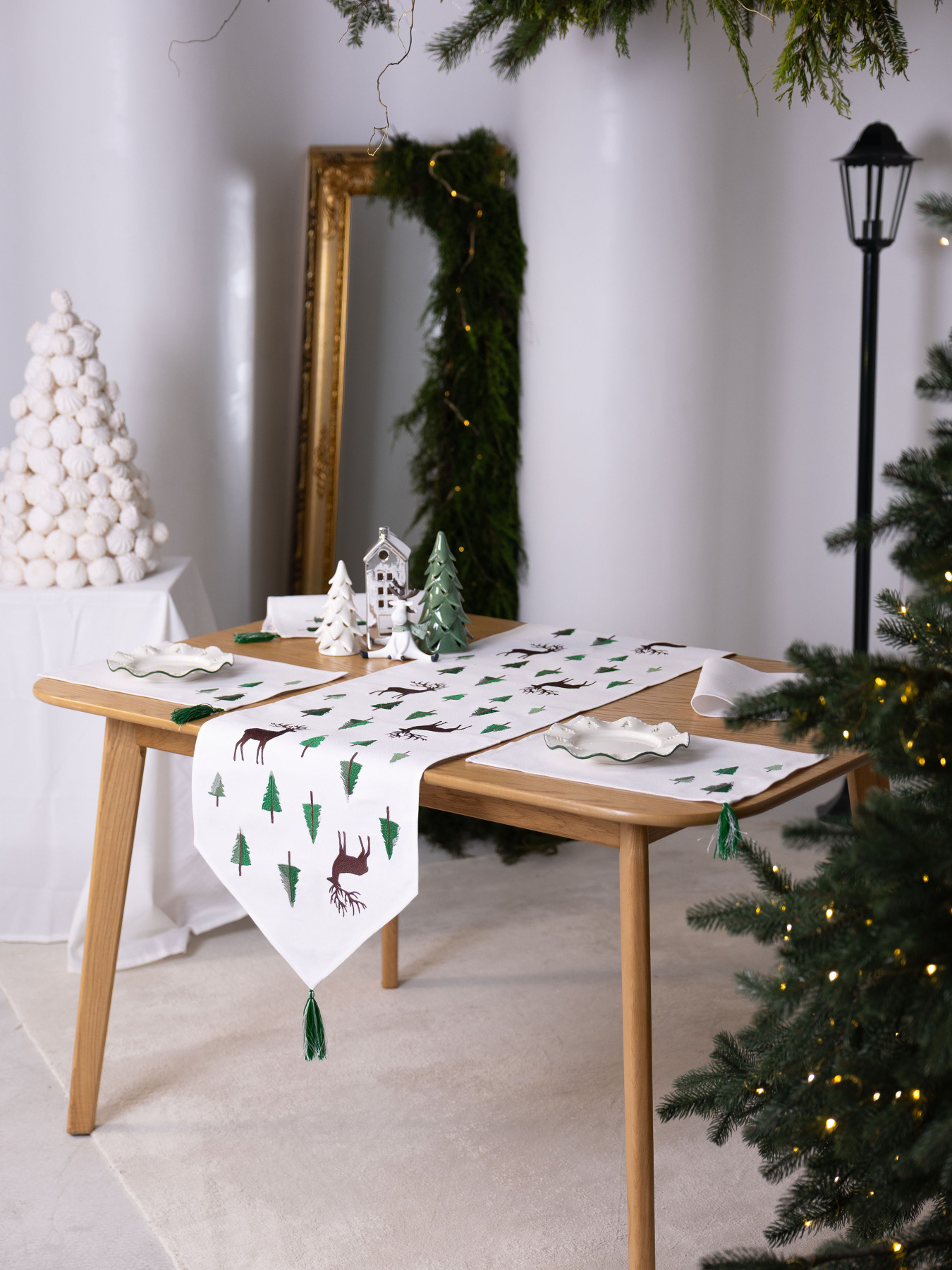 Новорічна доріжка з китичками "Ялинковий ліс" Едельвіка модель 549-25-09 Фото