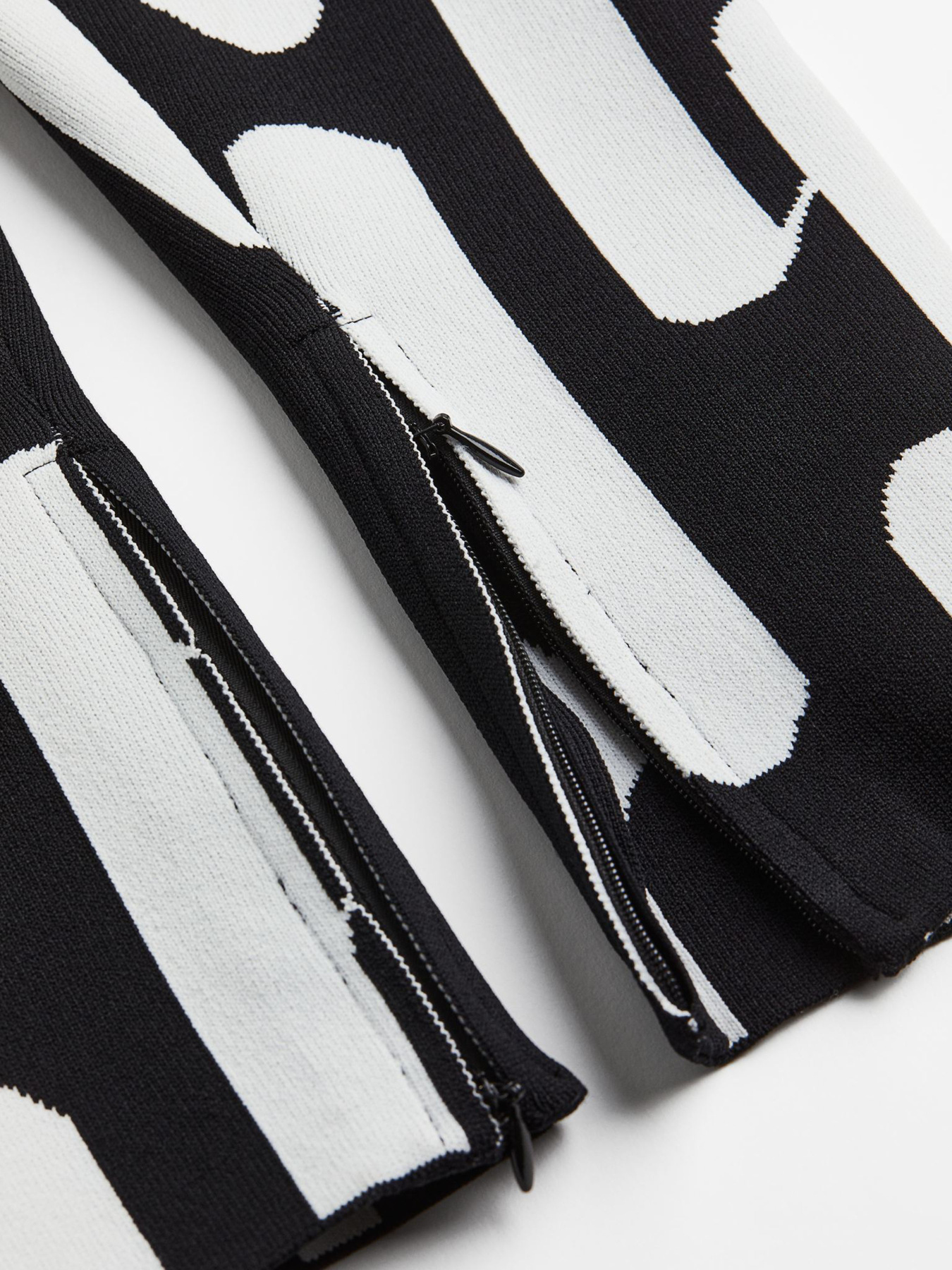 Леггинсы H&M модель 1104773arl_Черно-белый Фото