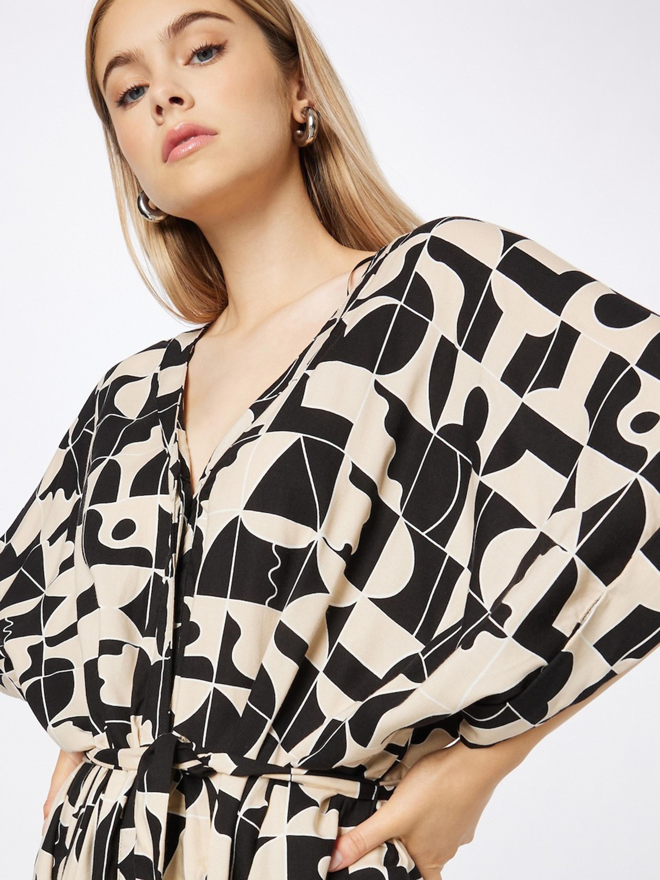 Сукня міді Monki модель 9636865wer_Черно-бежевый Фото