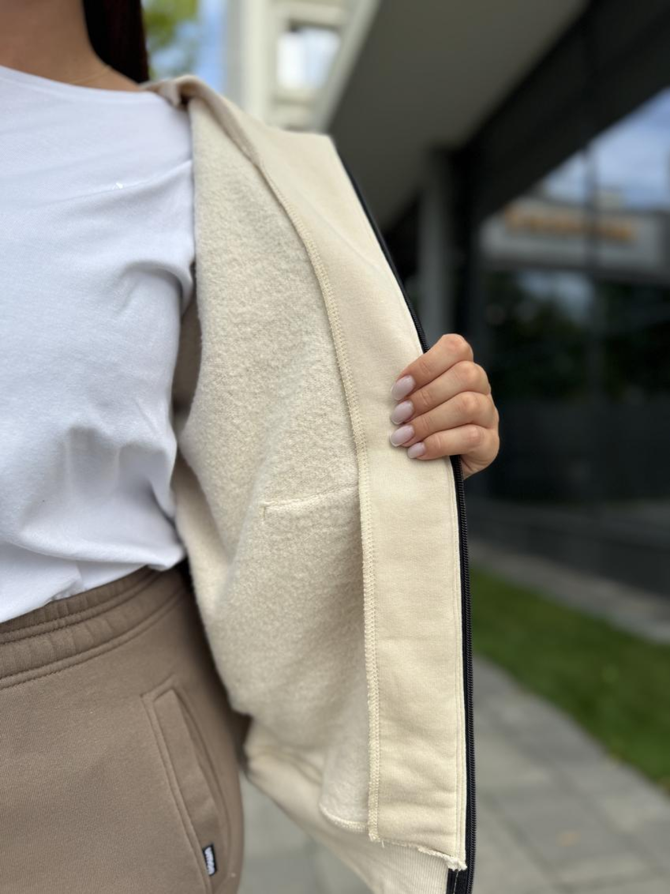 Жіночий костюм на флісі бежево-сірий модель M205.4-1009 Фото