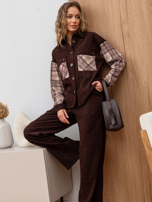Брючный костюм с рубашкой коричневого цвета модель 76556 Фото