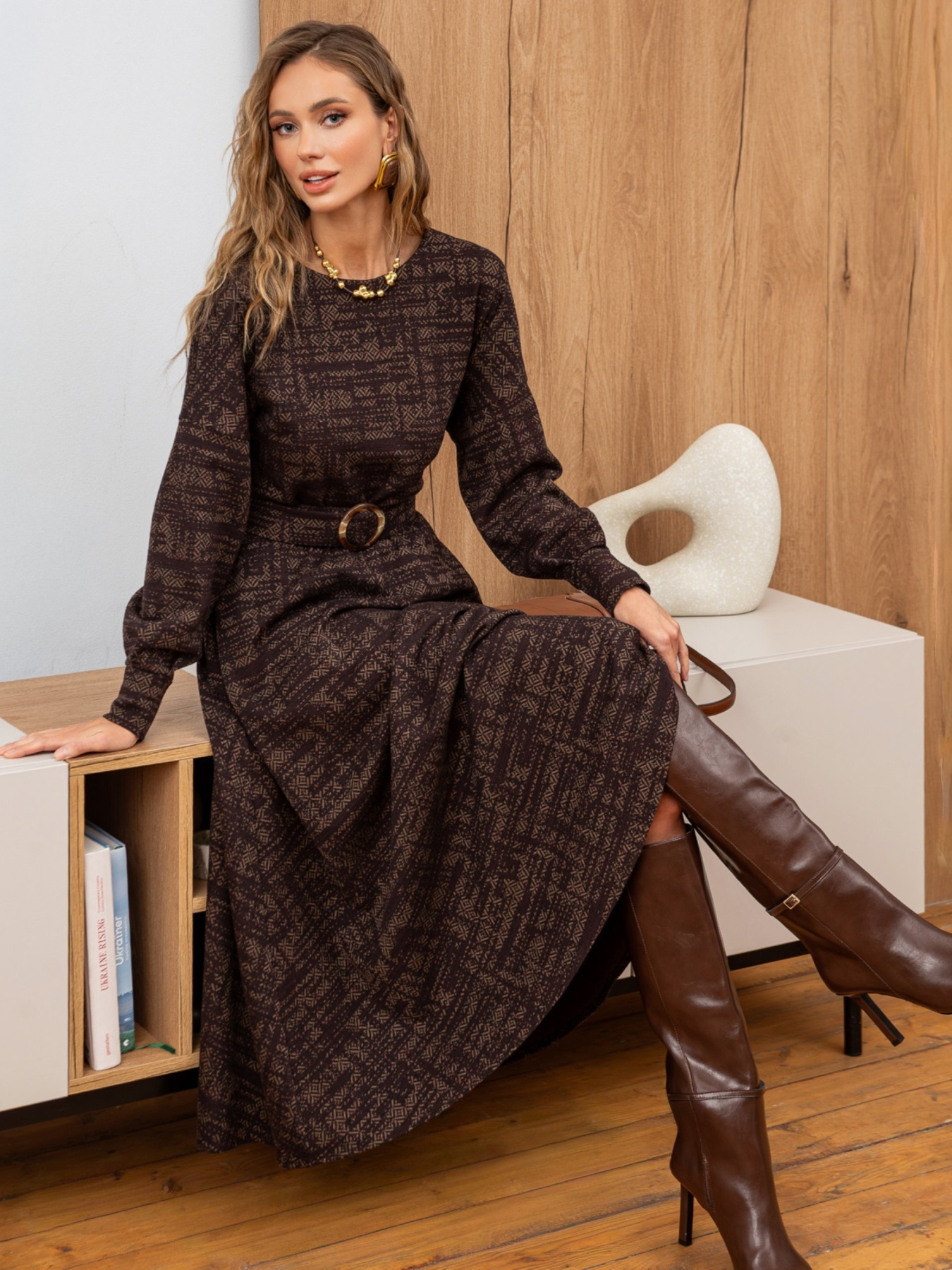 Расклёшенное платье с узором коричневое модель 76536 Фото
