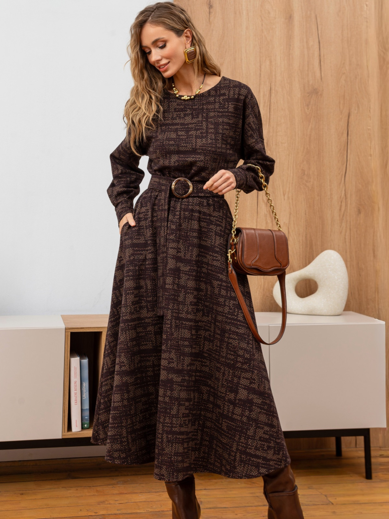 Расклёшенное платье с узором коричневое модель 76536 Фото