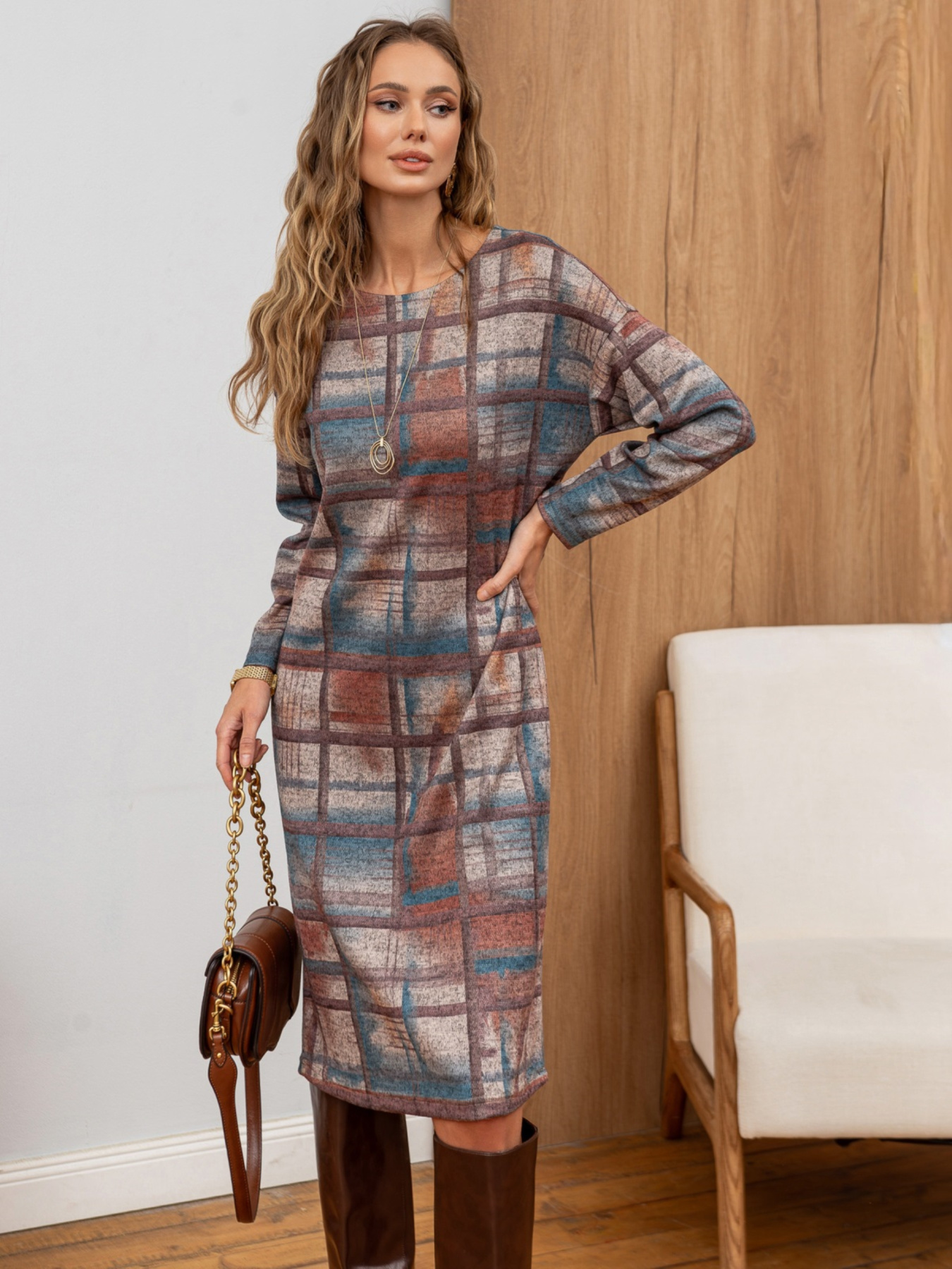 Платье прямого силуэта серое в клетку модель 76535 Фото