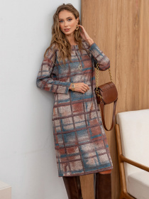 Платье прямого силуэта серое в клетку модель 76535 Фото