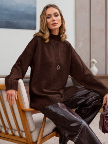 Свитер коричневого цвета с удлинённой спинкой модель 76528 Фото