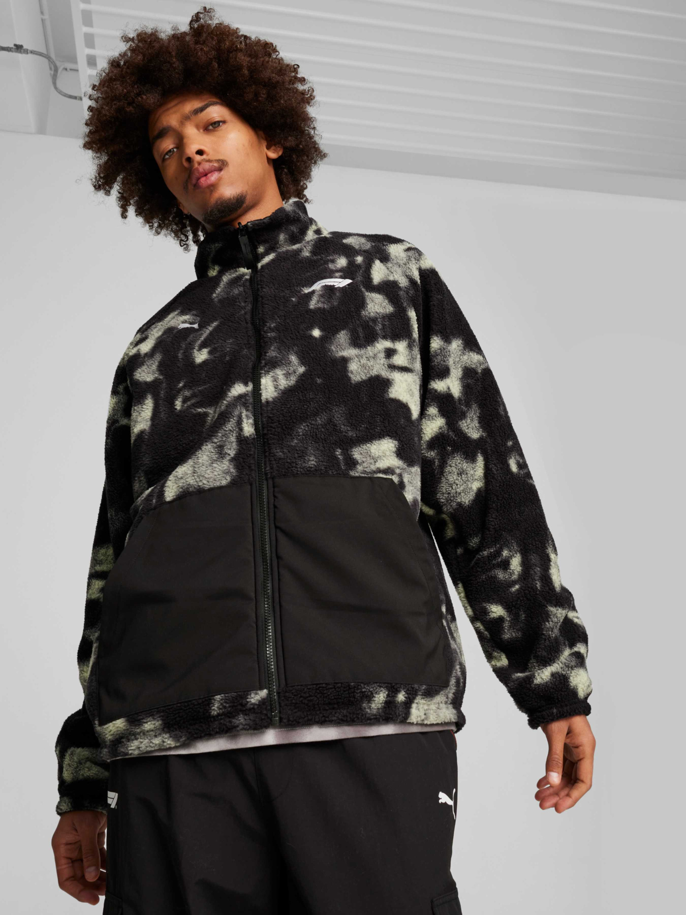 Демісезонна куртка PUMA F1 Statement Puffer Jacket модель 626954 Фото