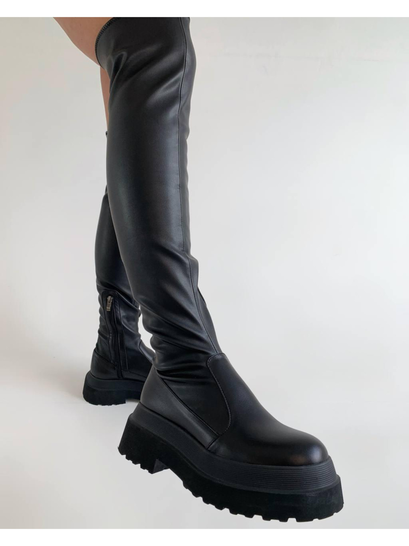 Женские кожаные ботфорты черного цвета с байковой подкладкой (900) модель P_133065-S36_137605 Фото