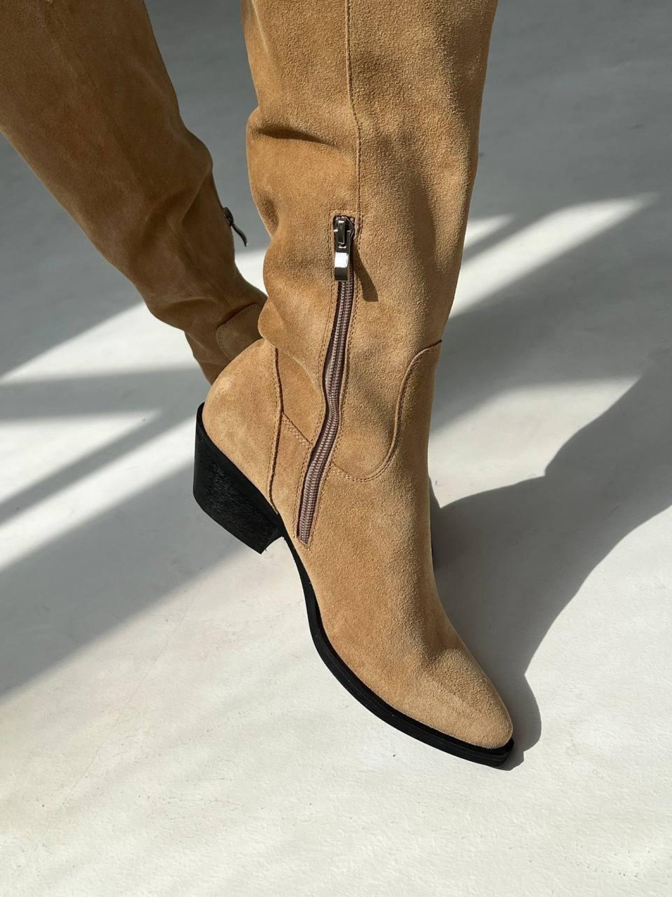 Женские замшевые казаки Кэмел на байке (529) модель P_167596-S37_167596 Фото