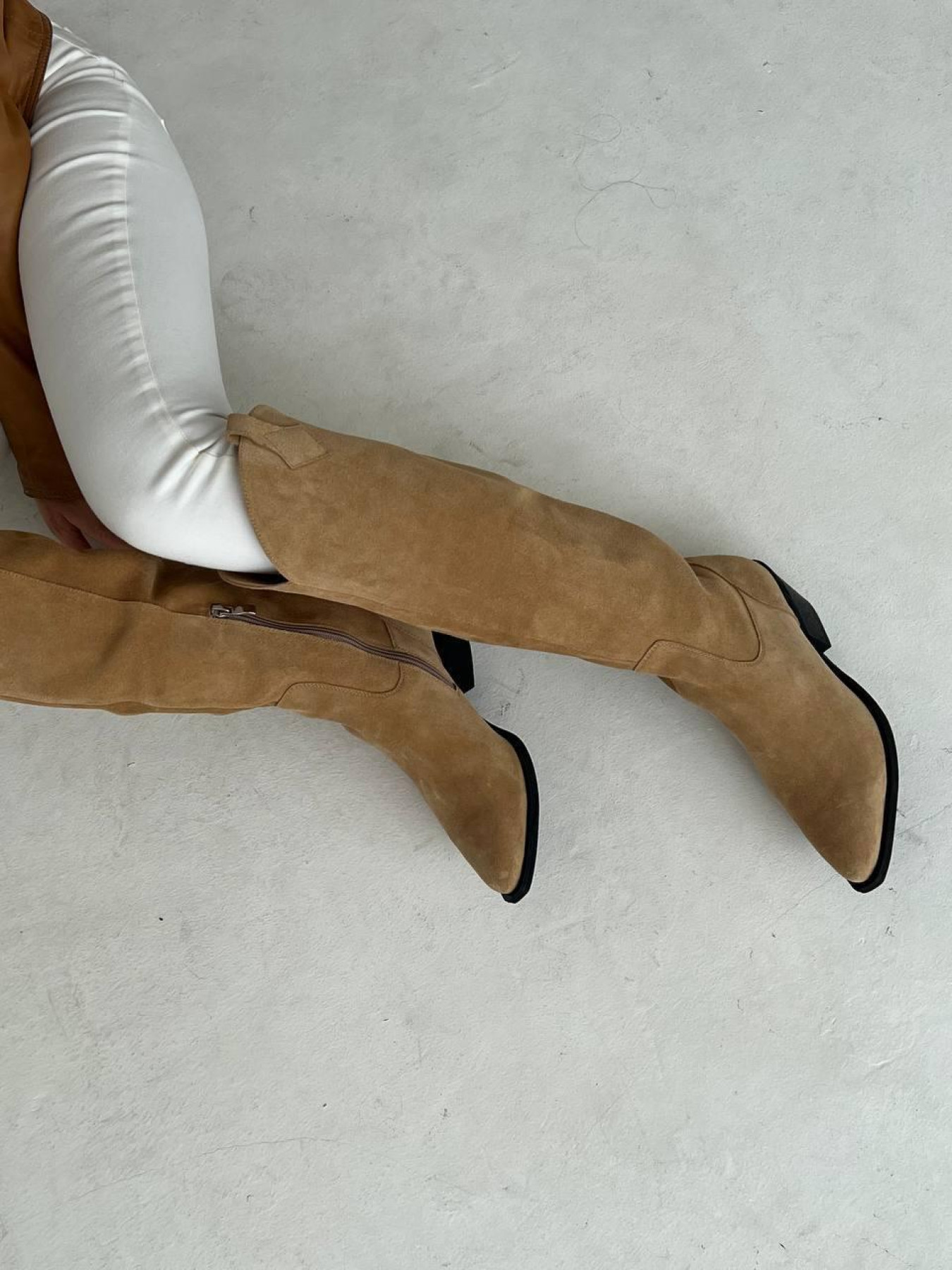 Женские замшевые казаки Кэмел на байке (529) модель P_167596-S37_167596 Фото