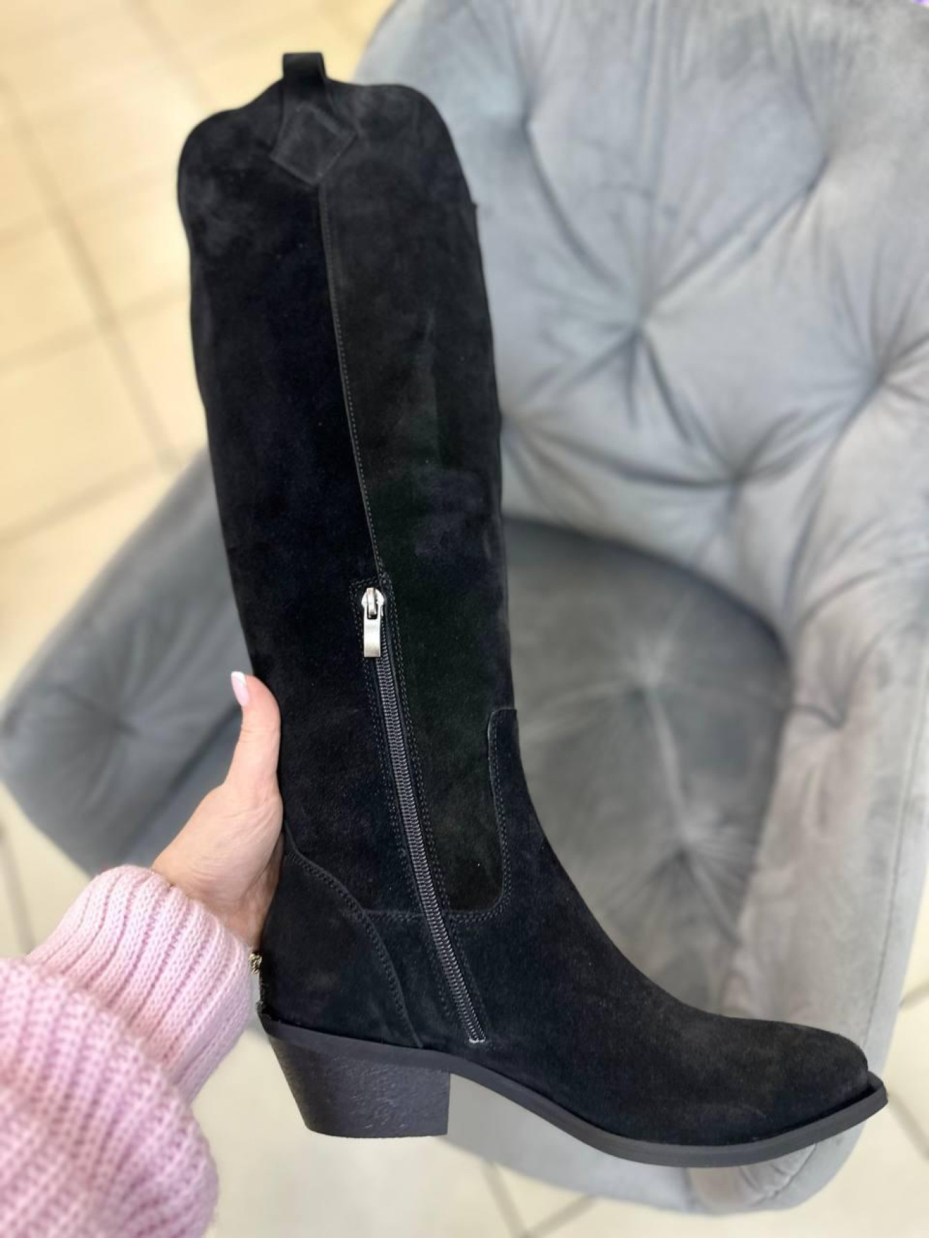 Женские замшевые казаки высокие Черные на байке (529) модель P_198392-S39_200965 Фото