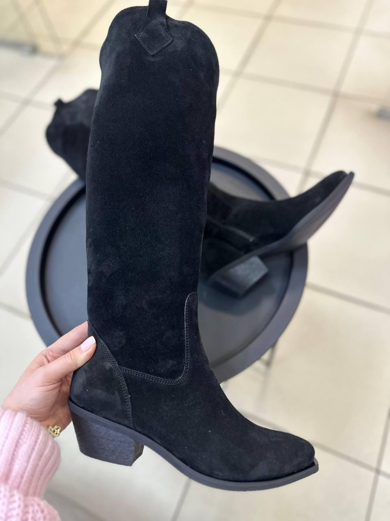 Женские замшевые казаки высокие Черные на байке (529) модель P_198392-S39_200965 Фото