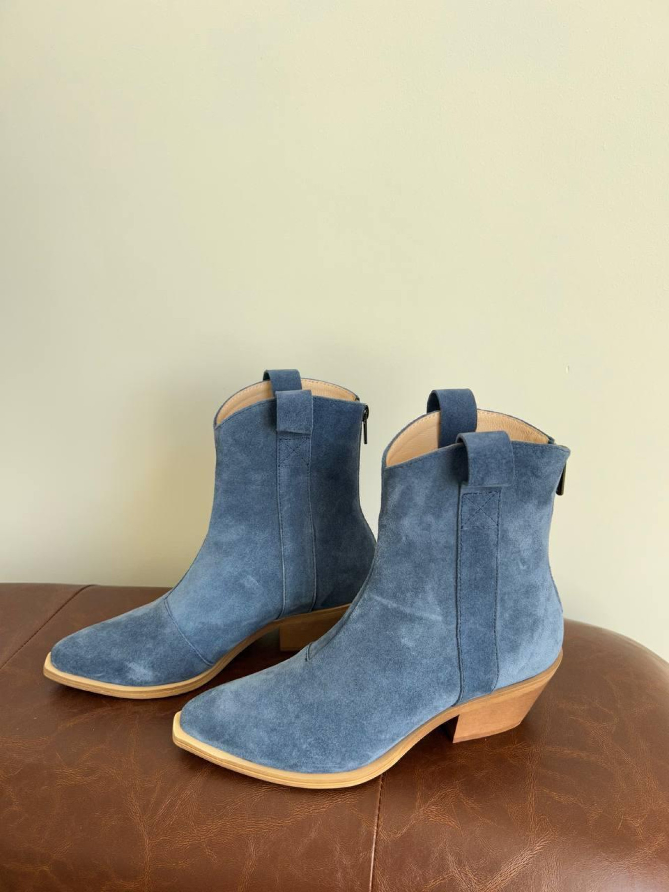 Женские замшевые казаки цвета джинс с кожаной подкладкой (597) модель P_149721-S37_149721 Фото