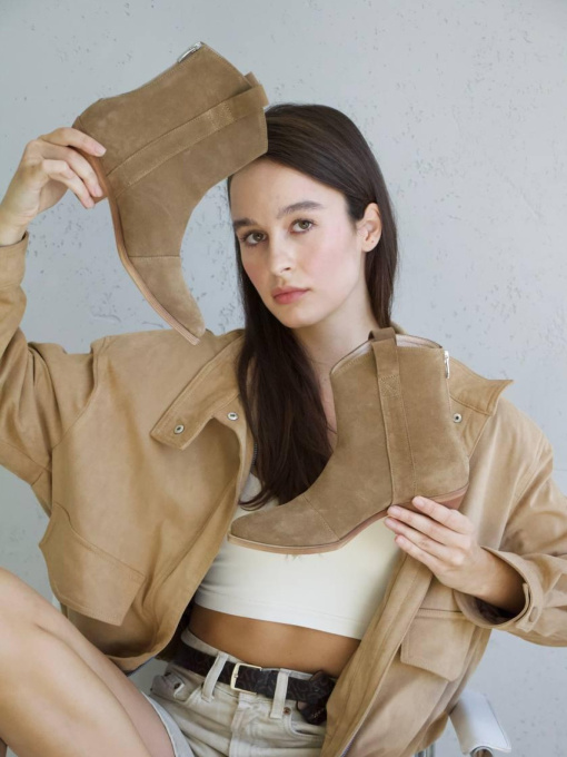 Женские замшевые казаки короткие цвета дерева с кожаной подкладкой (597) модель P_164236-S38_168012 Фото