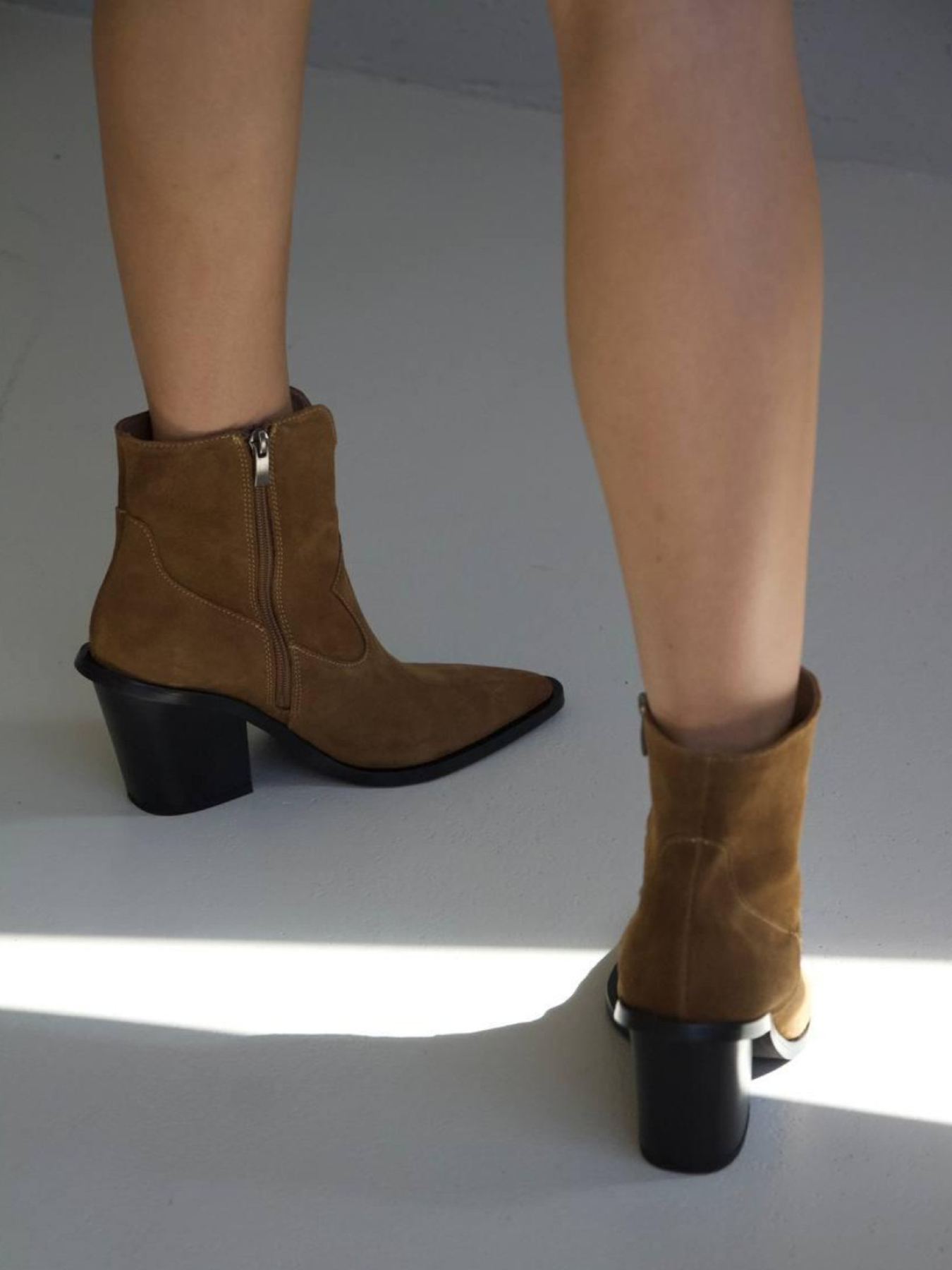 Короткие замшевые казаки на кожаной подкладке виски (699/дал.) модель P_203362-S36_203362 Фото