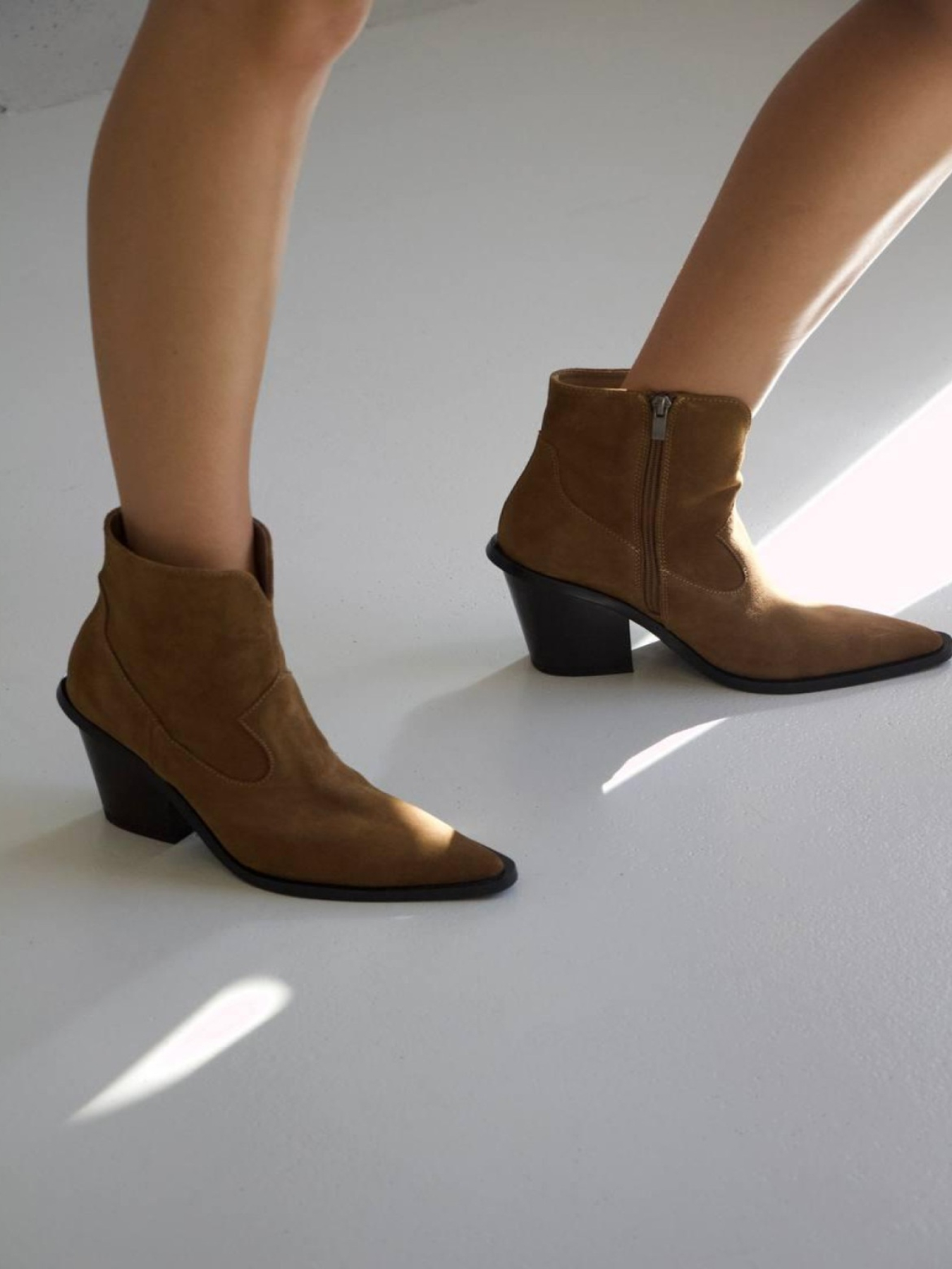 Короткие замшевые казаки на кожаной подкладке виски (699/дал.) модель P_203362-S36_203362 Фото