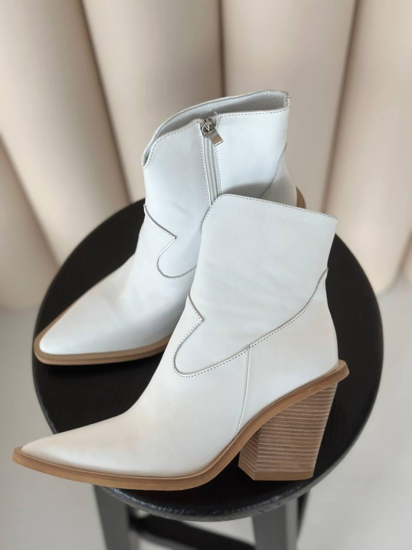 Короткі шкіряні козаки з шкіряною підкладкою у білому кольорі (699/Далас) модель P_203119-S37_217710 Фото