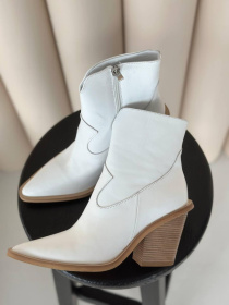 Короткі шкіряні козаки з шкіряною підкладкою у білому кольорі (699/Далас) модель P_203119-S37_217710 Фото