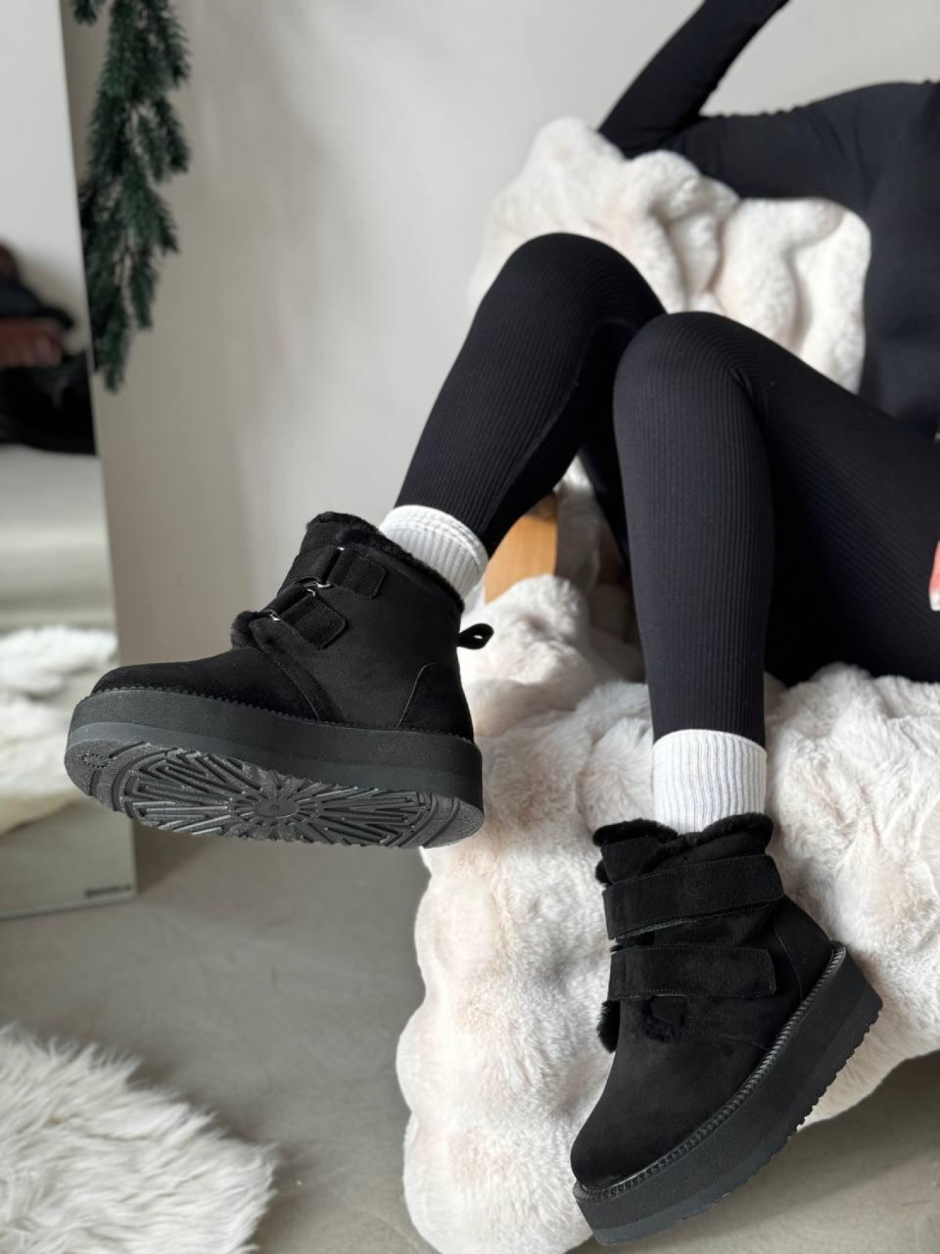 Жіночі замшеві Уггі з натуральною овчиною чорного кольору (540) модель P_155876-S36_155876 Фото