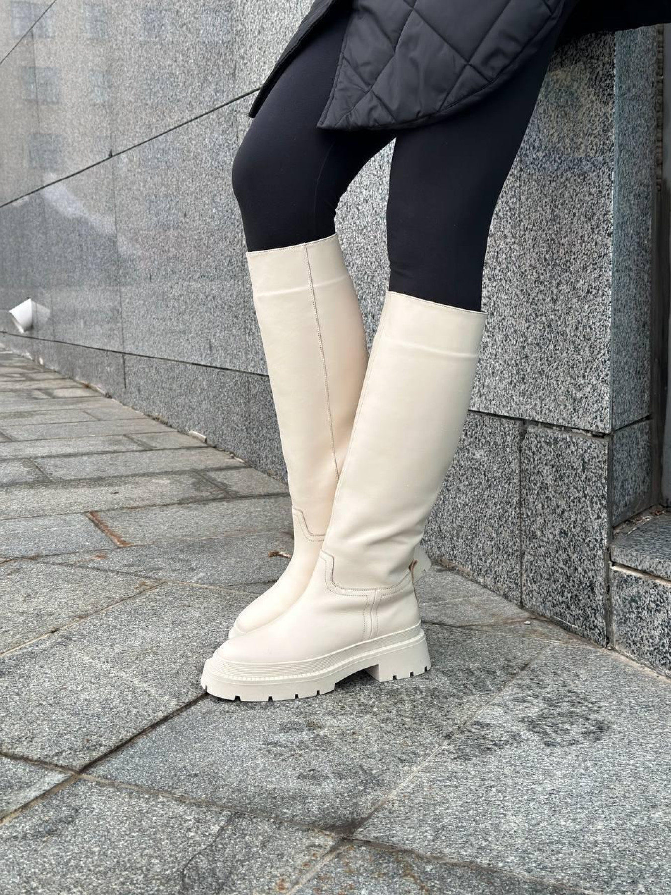 Кожаные сапоги-трубы цвета ваниль с овчиной (519) модель P_133584-S36_140698 Фото